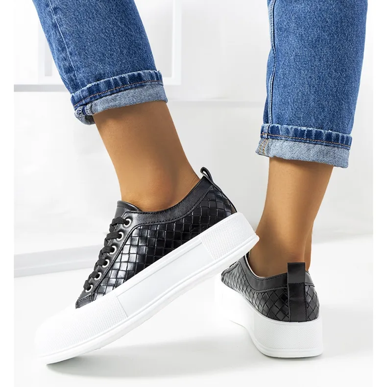 Black sneakers on thick sole Luther black.