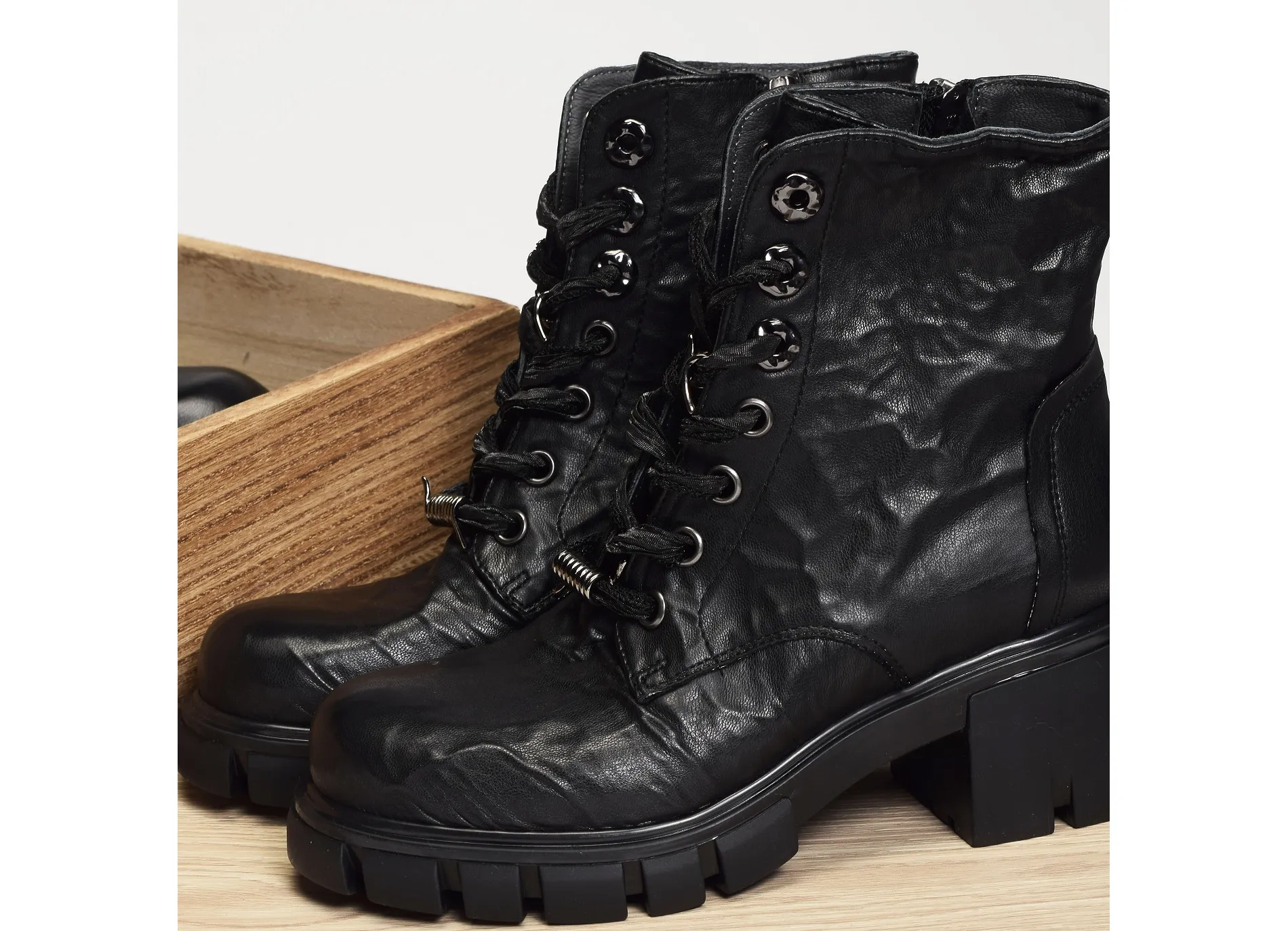 Black Fru it  8885 Booties and Boots