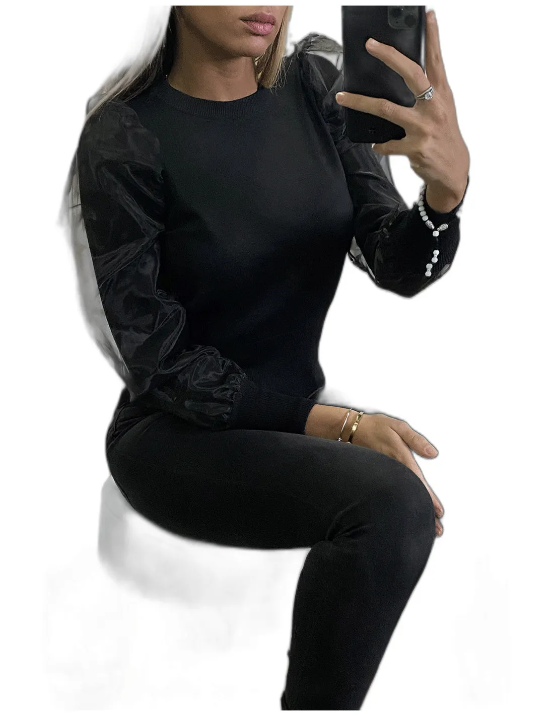 Pull noir à doublure bouffante sur les manches en tulle
